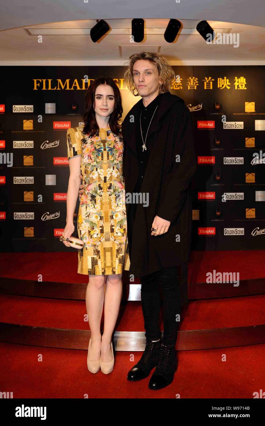 Jamie campbell bower and girlfriend immagini e fotografie stock ad alta  risoluzione - Alamy