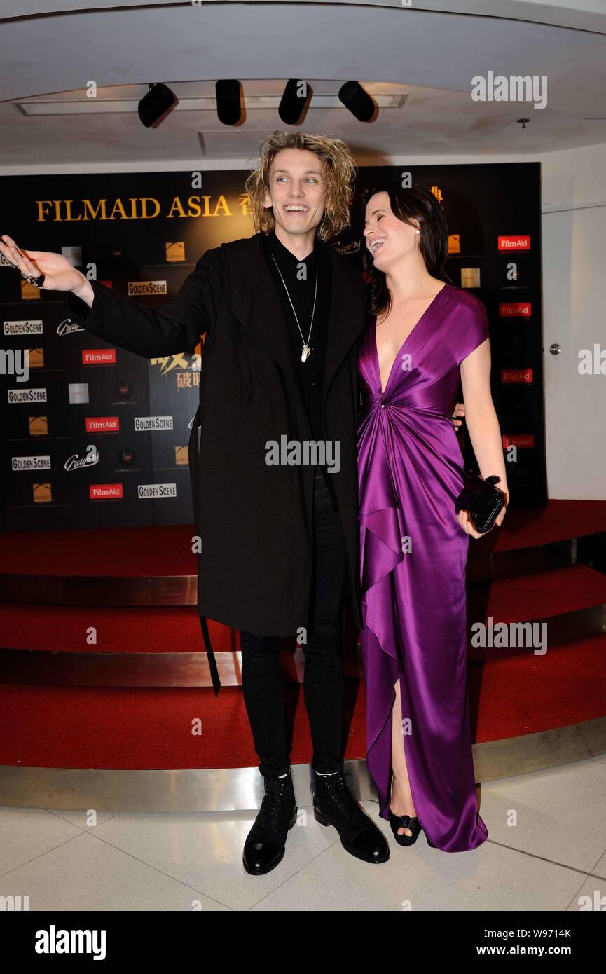 Us attrice Elizabeth Reaser, destra, pone con l'attore inglese Jamie Campbell Bower durante una carità premiere del film, il Twilight Saga: Breakin Foto Stock