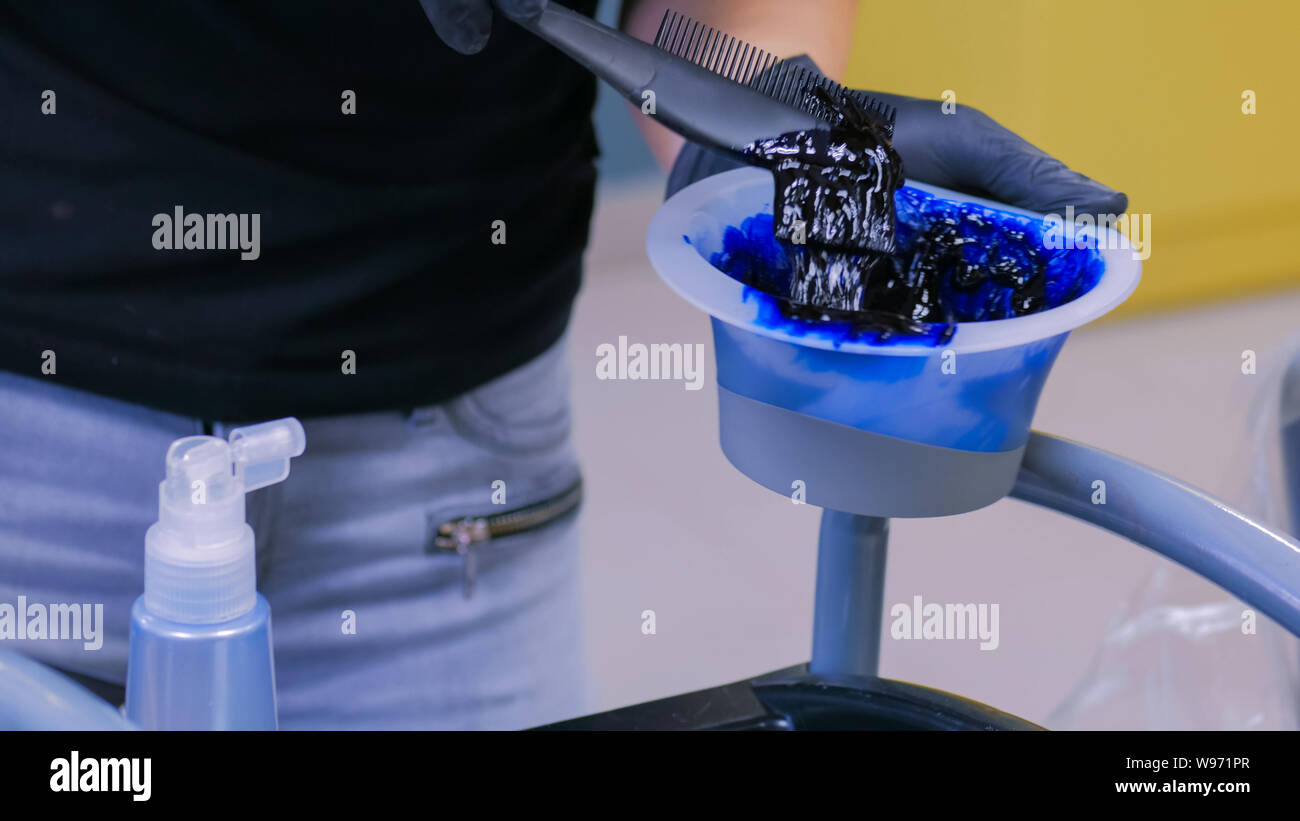 Preparazione di tinture per capelli Foto Stock