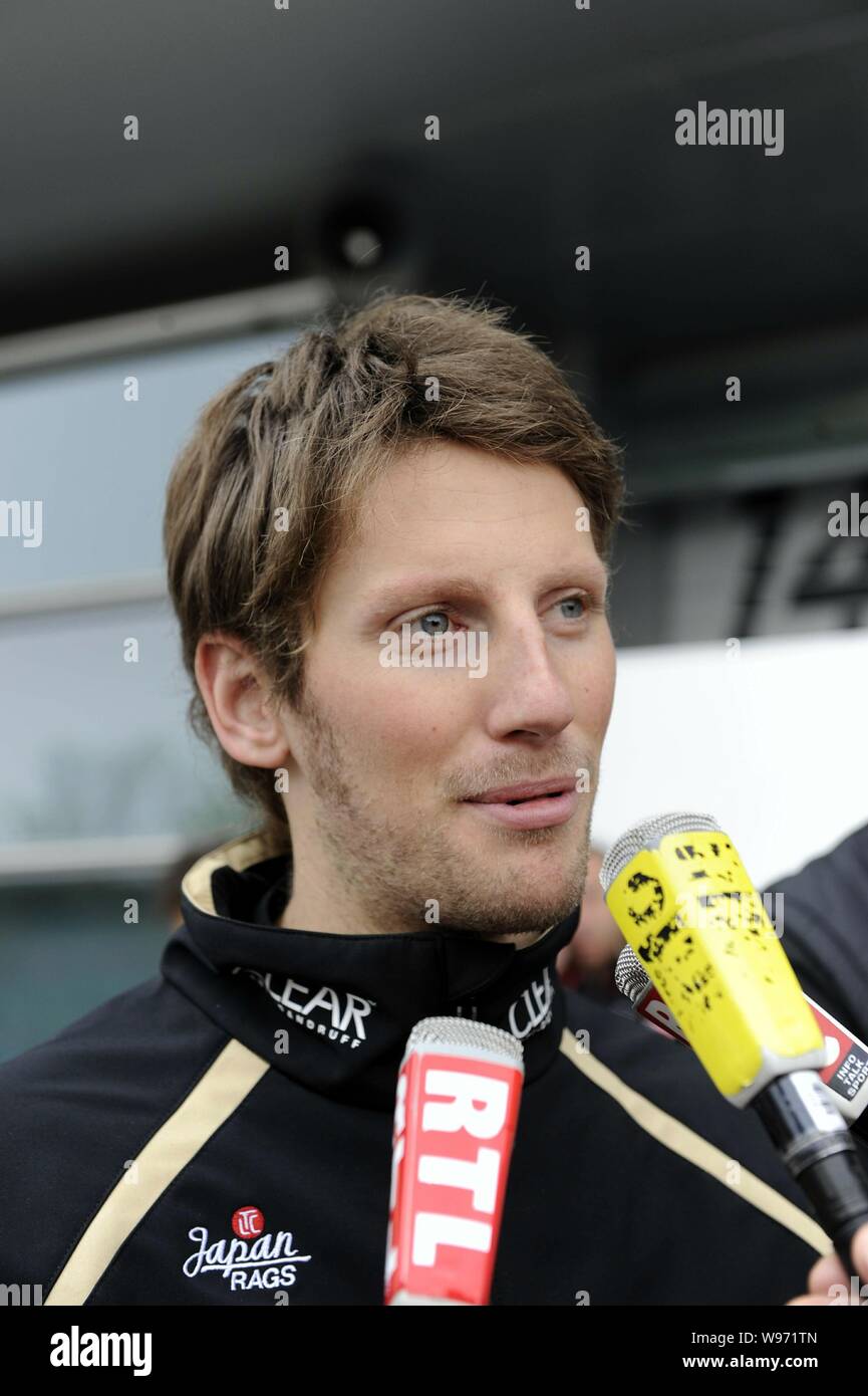 Swiss F1 driver Romain Grosjean del team Lotus è intervistato durante una conferenza stampa in Cina a Shanghai, 13 aprile 2012. Foto Stock