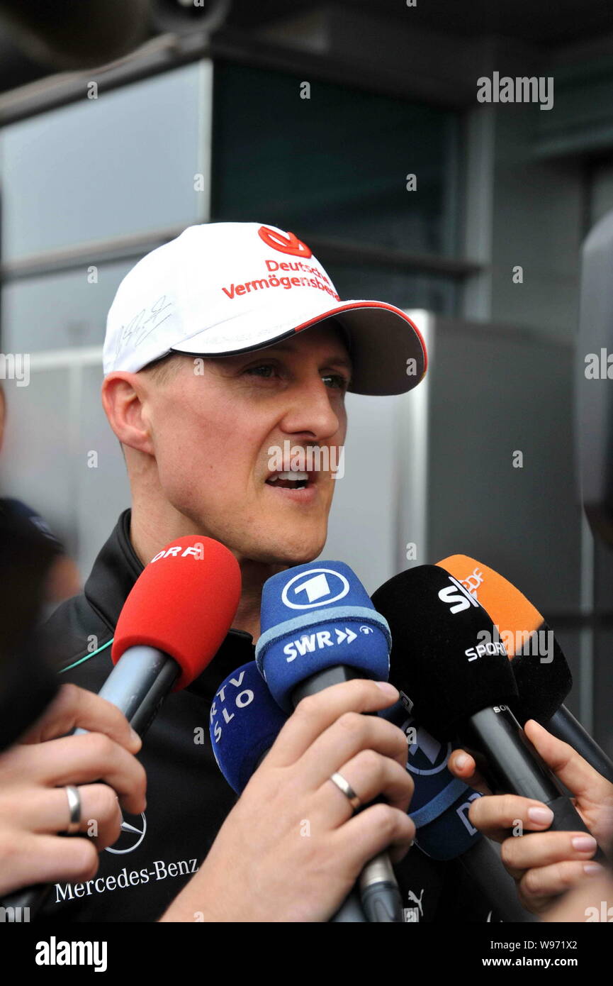 Driver tedesco F1 Michael Schumacher del team Mercedes è intervistato durante il Gran Premio di Cina a Shanghai, Cina, 15 aprile 2012. Dopo tak Foto Stock