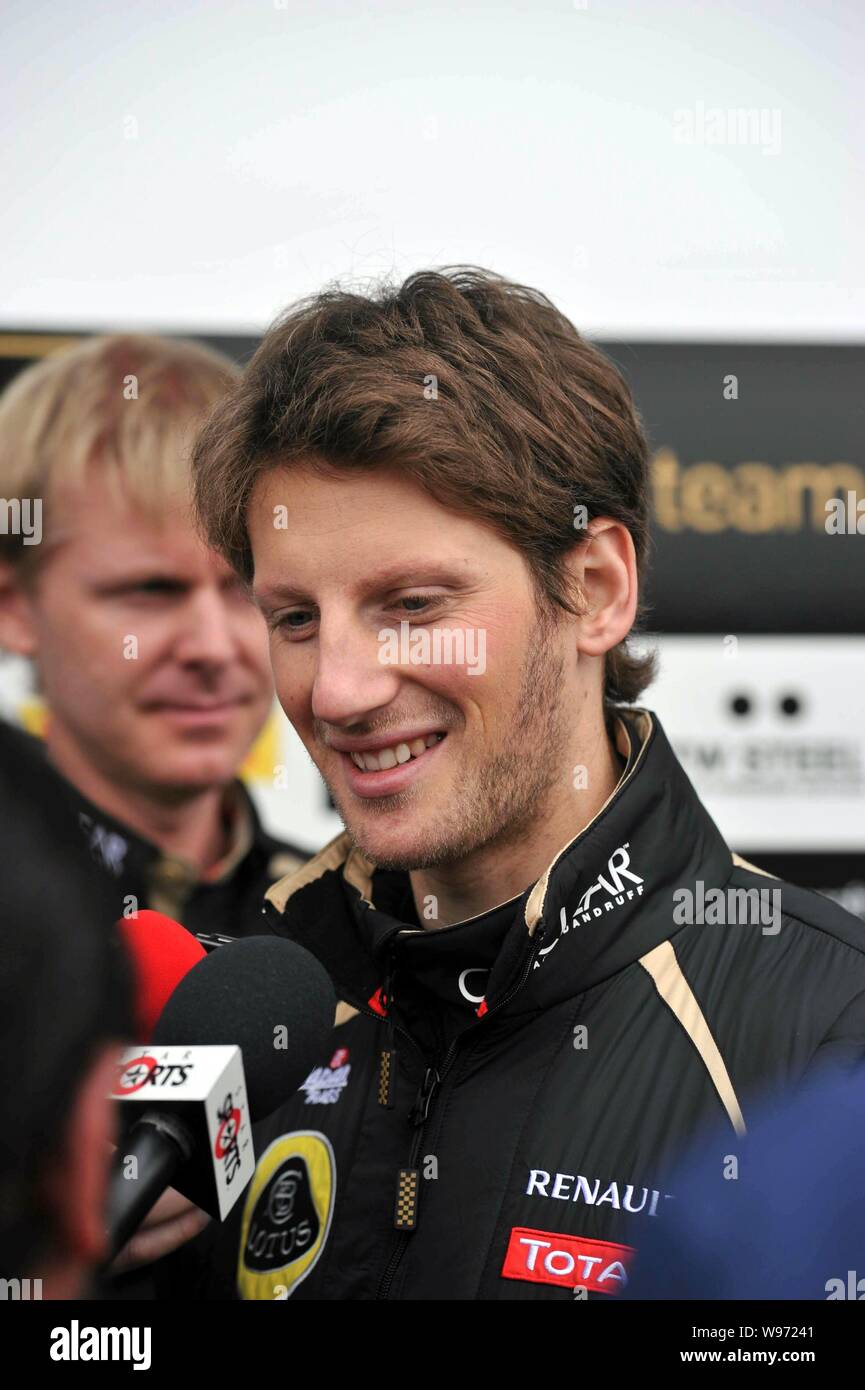 Il francese F1 driver Romain Grosjean del team Lotus-Renault viene intervistato durante una conferenza stampa in Cina a Shanghai, 12 aprile 2012. La formula Foto Stock