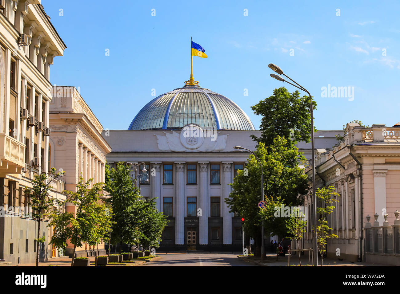 La strada a Kiev, su cui il Parlamento ucraino è situato, Verkhovna Rada, il ramo legislativo dell'Ucraina. Bandiera ucraino. Foto Stock
