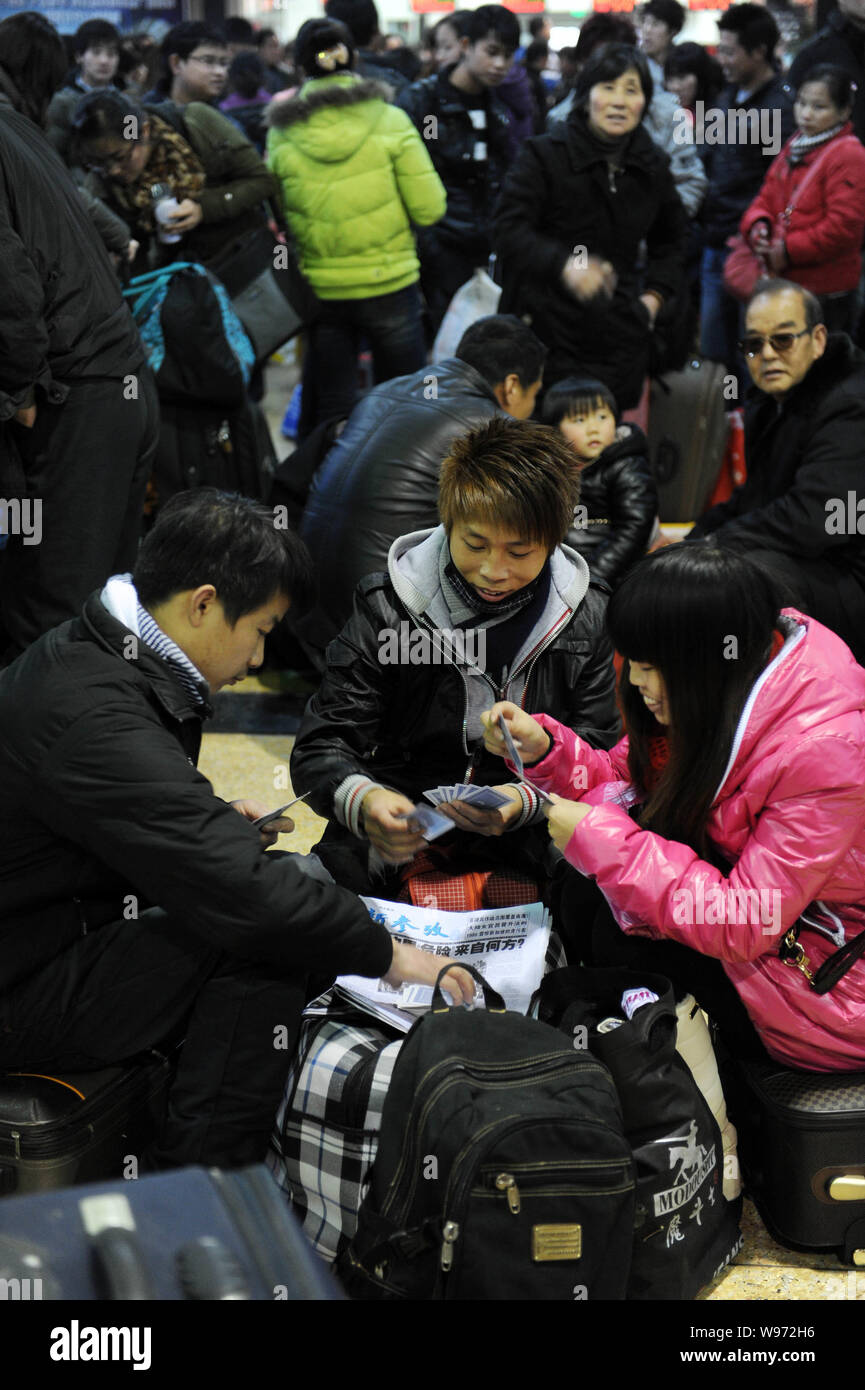 I passeggeri sono visti a Hangzhou Stazione Ferroviaria di Hangzhou, est Chinas nella provincia di Zhejiang, 3 gennaio 2012. Circa 2,89 miliardi di passeggeri viaggi sono e Foto Stock