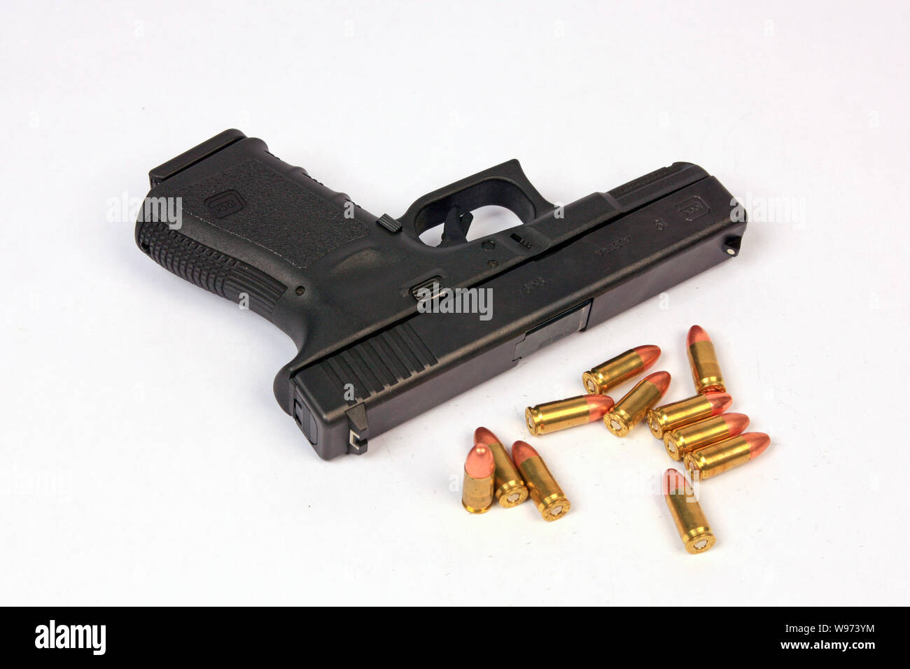 Glock 19 9mm semi-automatico pistola a mano con una manciata di 9mm Luger munizioni Foto Stock