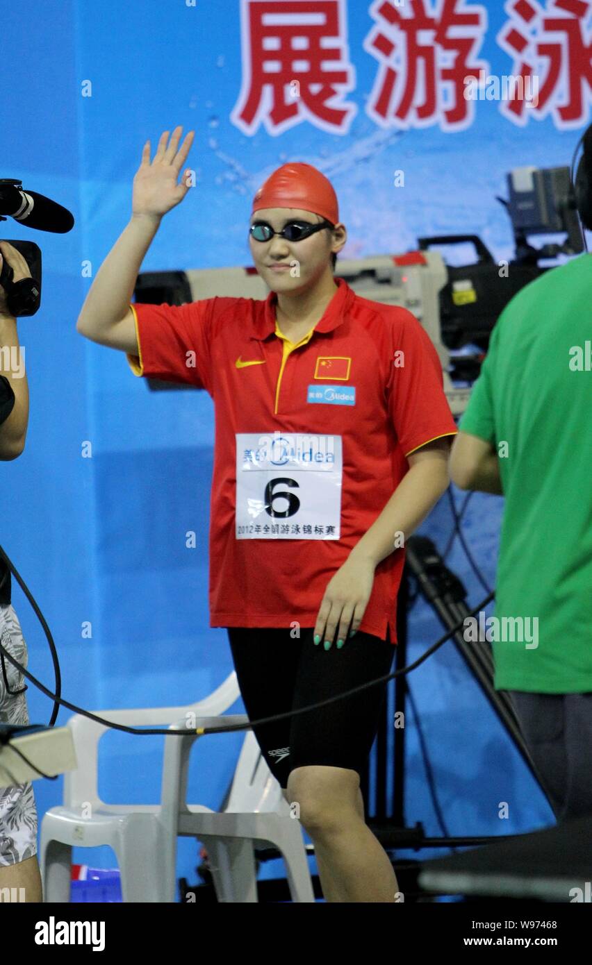 Cinese di nuoto Olympic Champion Ye Shiwen onde per gli spettatori prima della finale di womens 50m evento freestyle durante il 2012 nazionale cinese Foto Stock