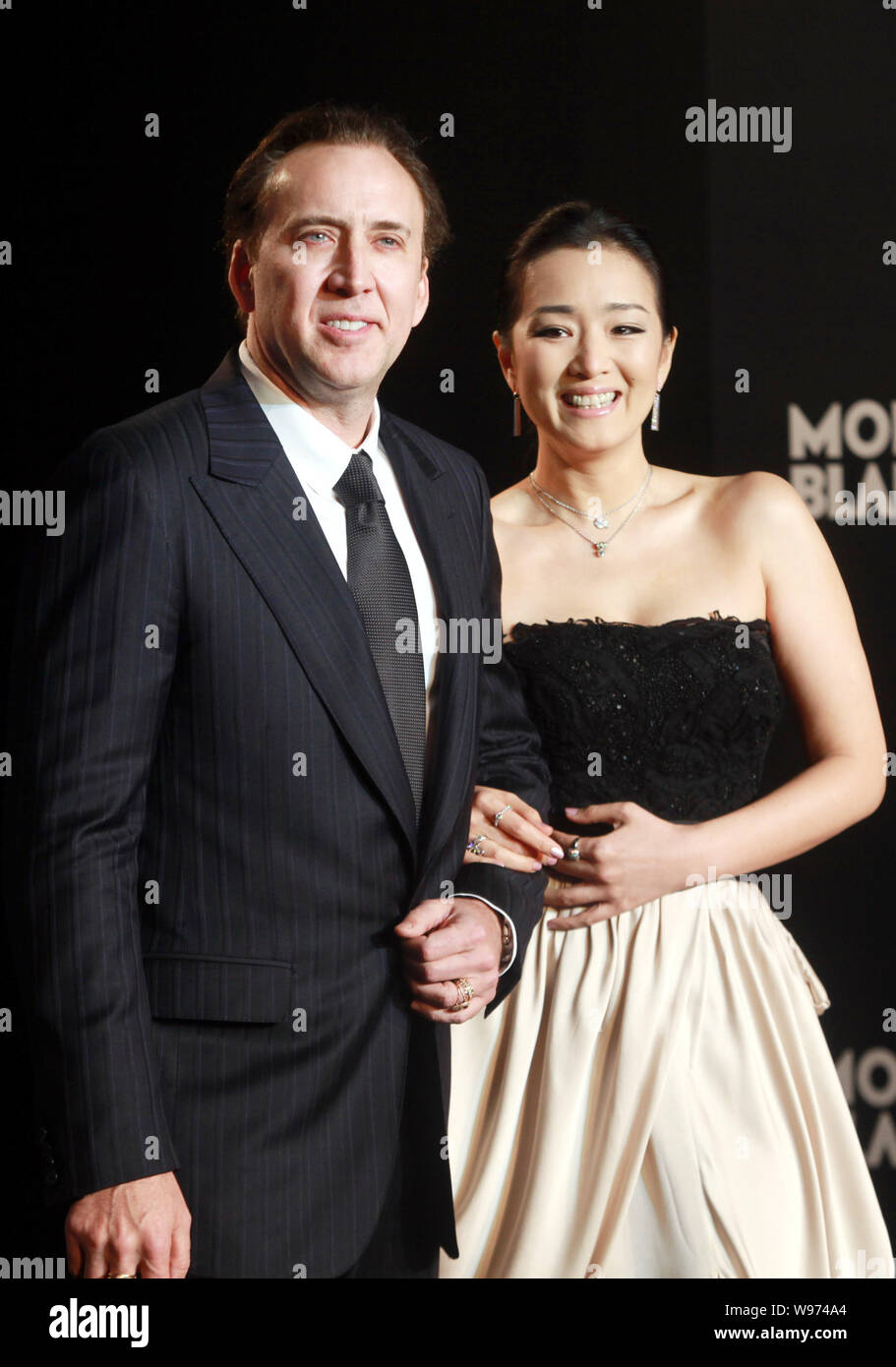 Usa attore, regista e produttore Nicolas Cage e attrice cinese Gong Li pongono alla cerimonia di apertura per il flagship store di Montblanc al CITIC S Foto Stock
