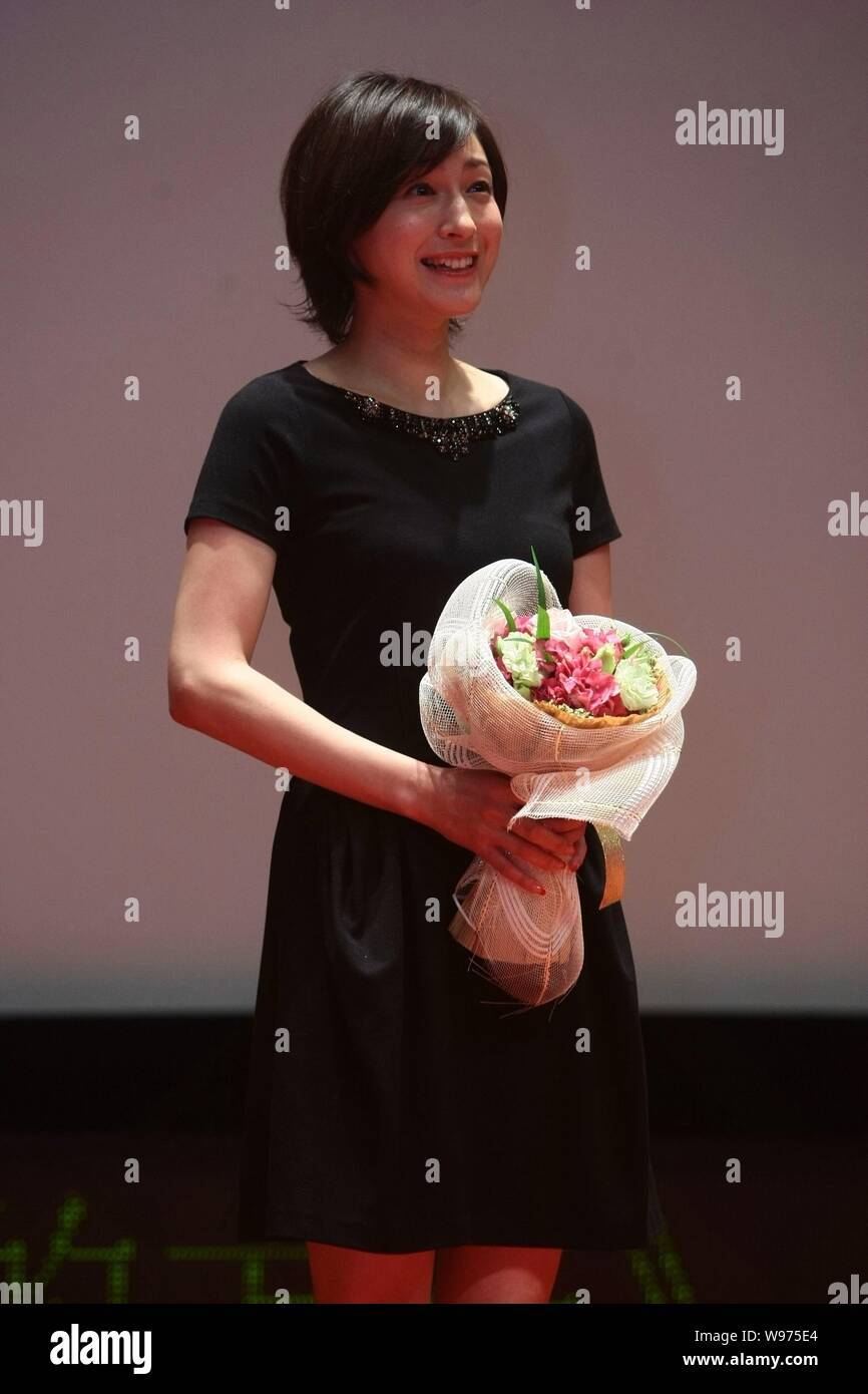 Attrice giapponese Ryoko Hirosue assiste il incontrare e salutare per il suo film di concorrenza per la Golden Calice Awards, Dorob? Nessun metodo, durante la XV Shangh Foto Stock