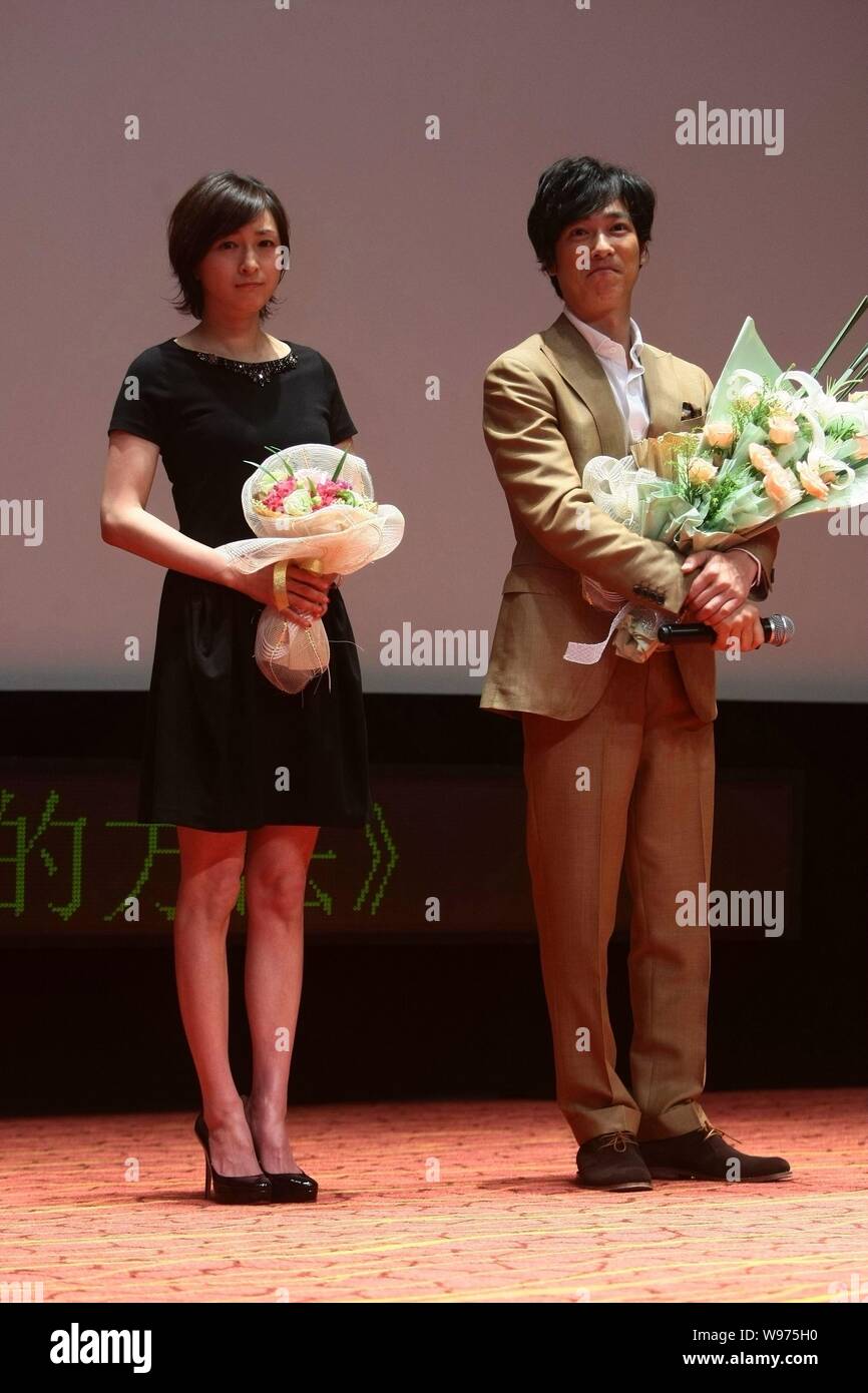 Attrice giapponese Ryoko Hirosue e attore Masato Sakai frequentare il incontrare e salutare per la loro concorrenza film per il Golden Calice Awards, Dorob? Nessun metodo Foto Stock