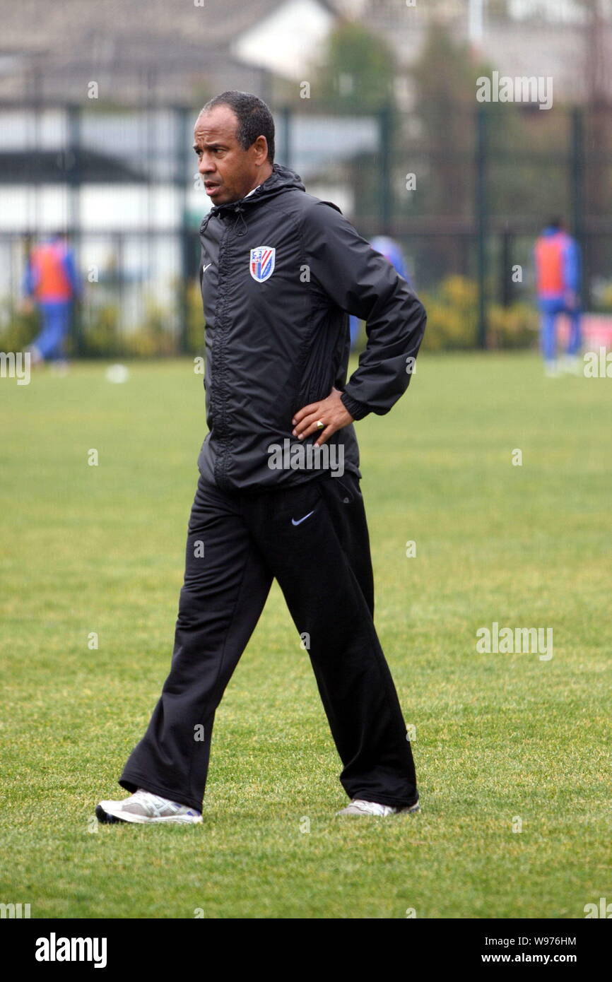 Jean Tigana, il nuovo allenatore di Shanghai Shenhua FC, è raffigurato durante una sessione di allenamento nella città di Kunming, southwest Chinas nella provincia dello Yunnan, 13 Ja Foto Stock