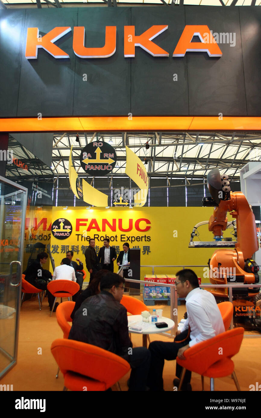 --File--Vista della gabbia del Kuka durante una fiera in Cina a Shanghai, 1 novembre 2011. Kuka, il più grande produttore europeo di robot industriali, è crear Foto Stock