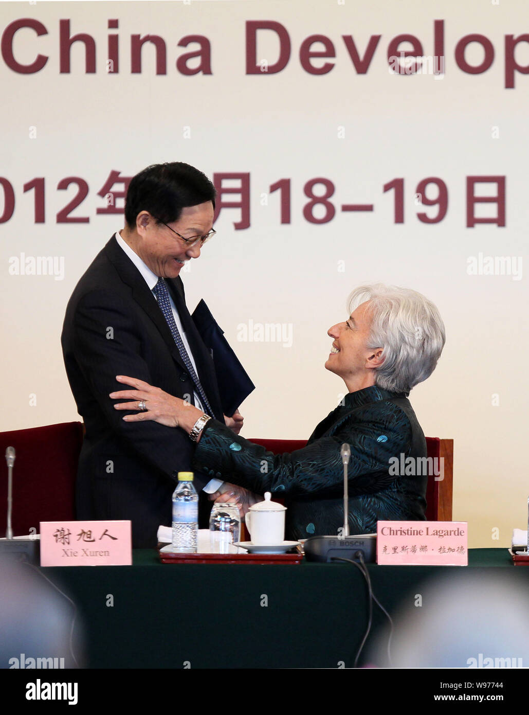 Fmi (Fondo monetario internazionale) Direttore Christine Lagarde, destra, porcellane saluta il Ministro delle finanze Xie Xuren alla Cina per lo sviluppo Foto Stock