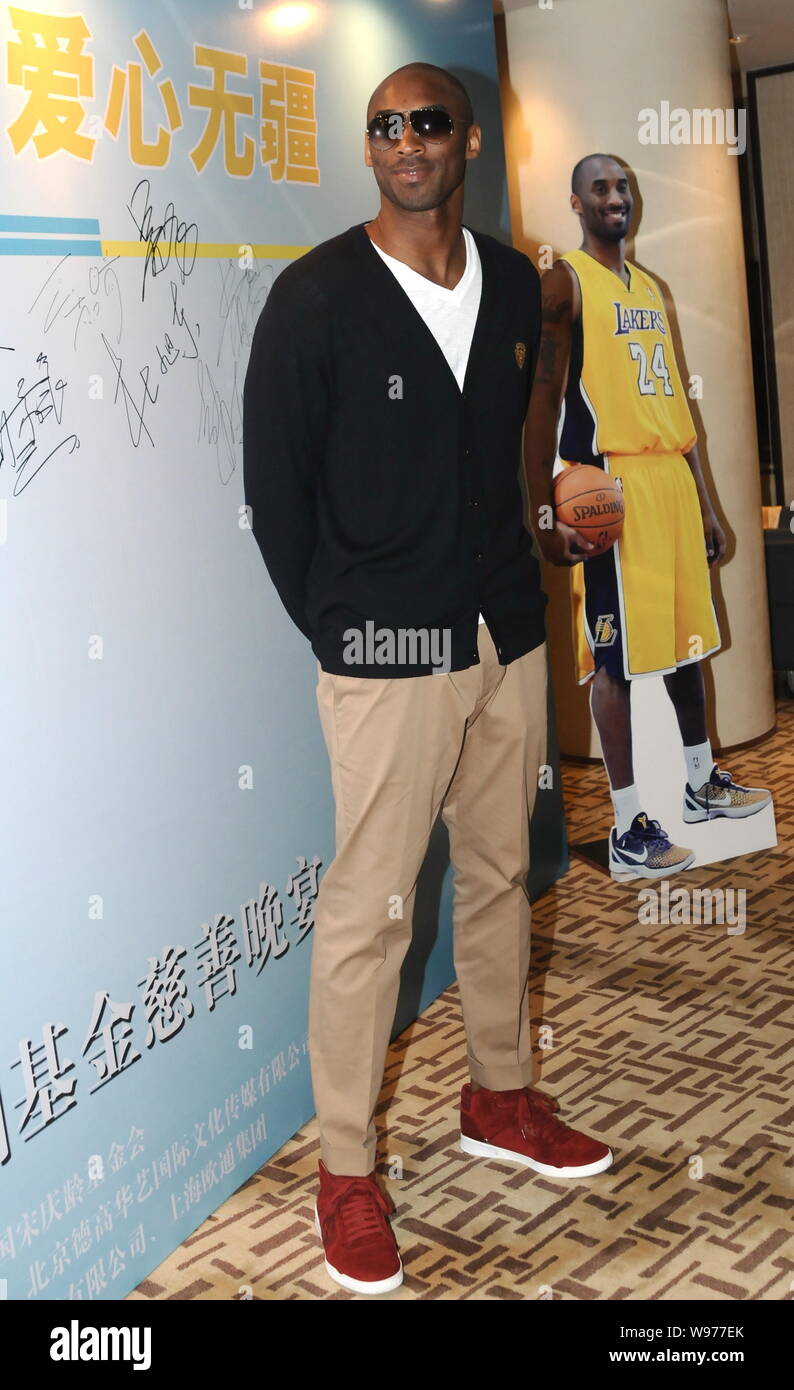 NBA superstar Kobe Byrant assiste un banchetto di beneficenza di Kobe Bryant Fondo di Cina a Shanghai in Cina, 14 agosto 2012. Foto Stock