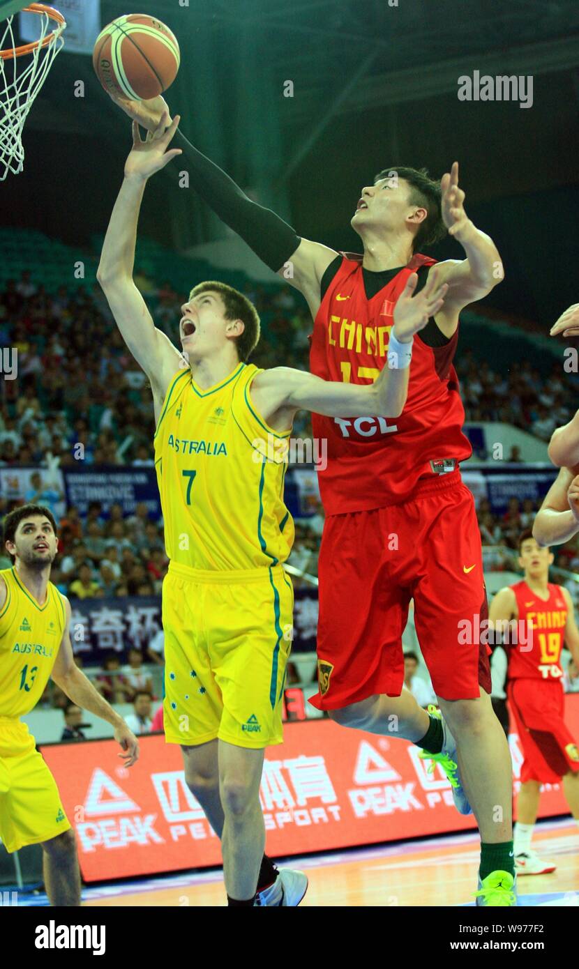 Porcellane team nazionale stati Wang Zhelin Australias caps D.Pineau durante il Stankovic Continental Cup a Guangzhou, Cina, 7 luglio 2012. Cina batte Foto Stock