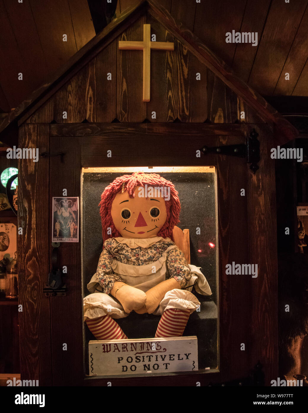 La vera Annabelle bambola che si trova in Warren occulto del museo in  Monroe nel Connecticut. Questa è la bambola che tutti 3 Annabelle film si  basano su Foto stock - Alamy