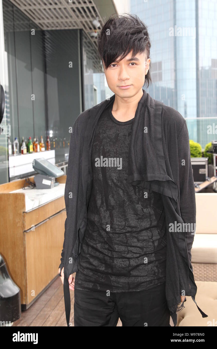 Hong Kong cantante Leo Ku pone durante un evento di beneficenza a Hong Kong, Cina, 24 maggio 2012. Foto Stock