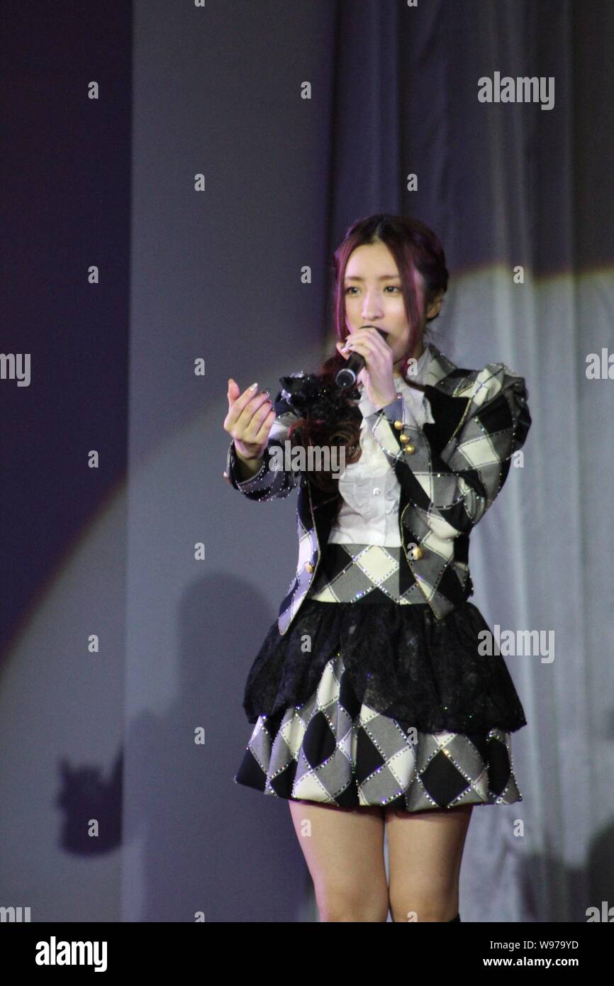 Umeda Ayaka giapponese di idolo pop gruppo AKB28 esegue durante un evento in Cina a Shanghai, 26 febbraio 2012. La performance è parte degli eventi co Foto Stock
