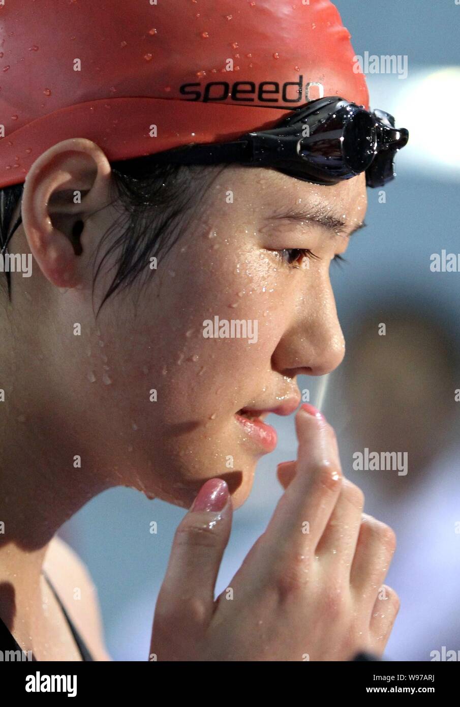 Cinese di nuoto Olympic Champion Ye Shiwen viene intervistato dopo la finale di womens 50m evento freestyle durante il 2012 nazionale cinese di nuoto Foto Stock