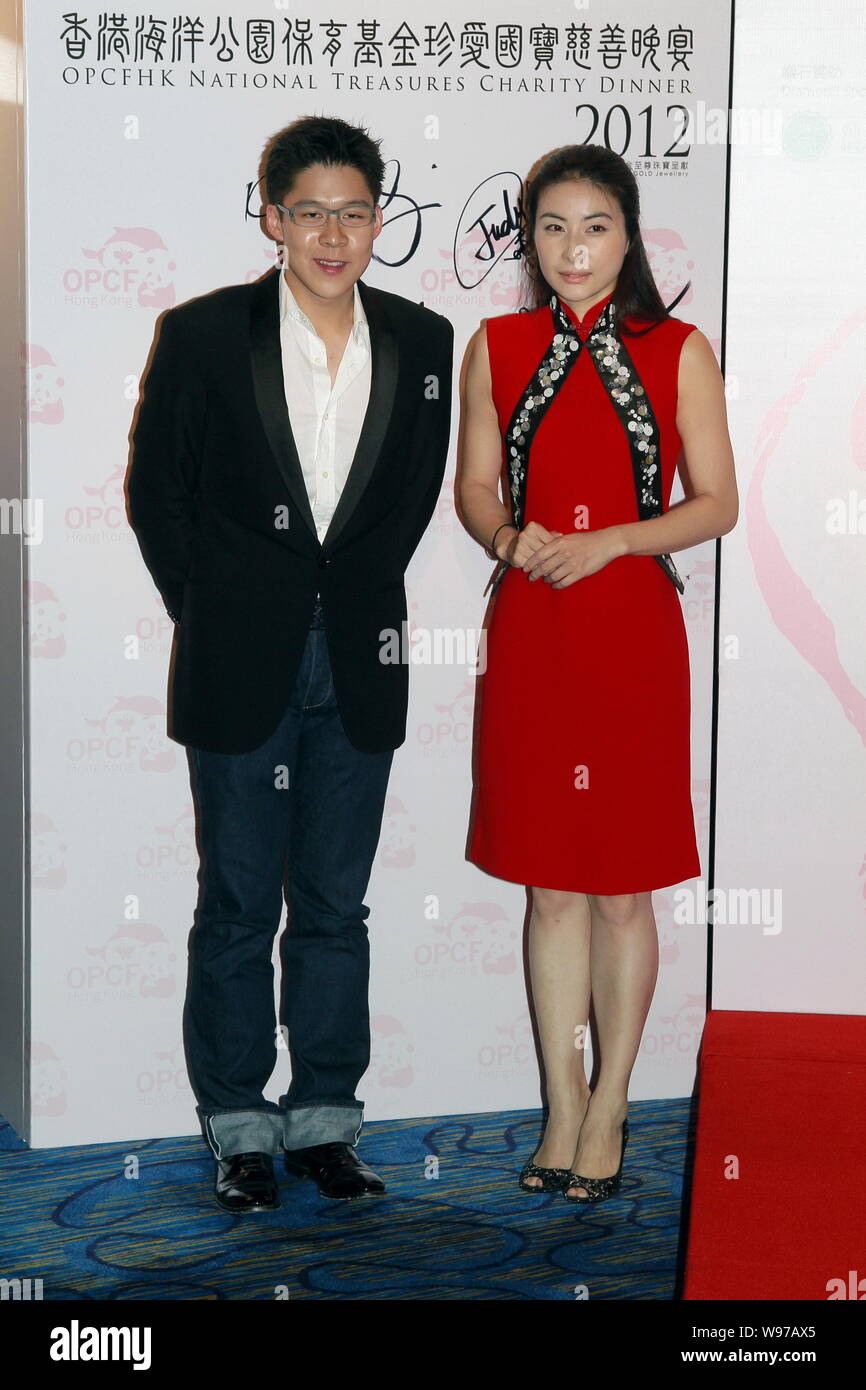 Chinese Olympic Champion diving Guo Jingjing e Kenneth Fok, Vice Presidente del Fok Ying TUNG Gruppo, pongono nel corso di una cena di beneficenza a Hong Kong, Cina Foto Stock