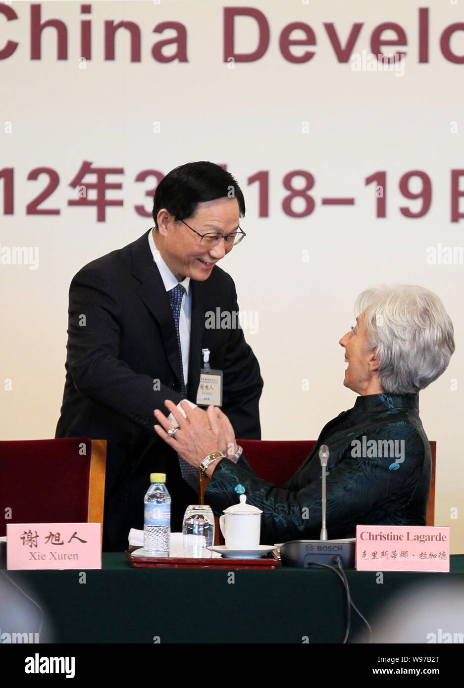 Fmi (Fondo monetario internazionale) Direttore Christine Lagarde, destra, porcellane saluta il Ministro delle finanze Xie Xuren alla Cina per lo sviluppo Foto Stock