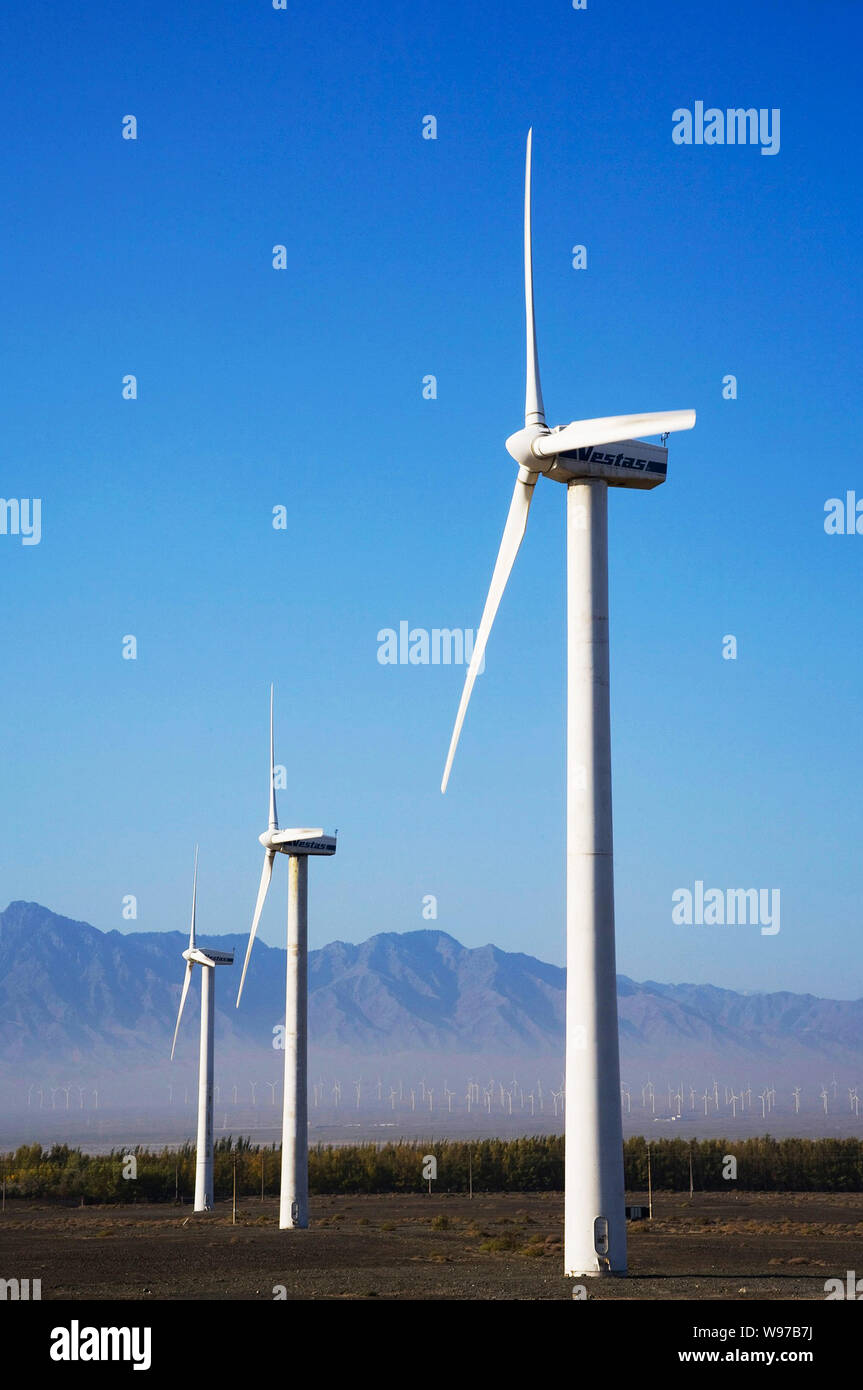 --FILE--le turbine eoliche Vestas whirl per generare elettricità al Dabancheng Wind Farm in Dabancheng, Northwest Chinas Xinjiang Uygur Regio autonoma Foto Stock