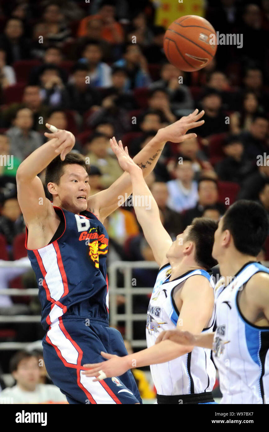 Chen Lei di anatre pechino, centro, tenta di bloccare un colpo da Zhu Fangyu del Guangdong Tigers, a sinistra nella quarta partita finale del 2011/2012 Seaso CBA Foto Stock