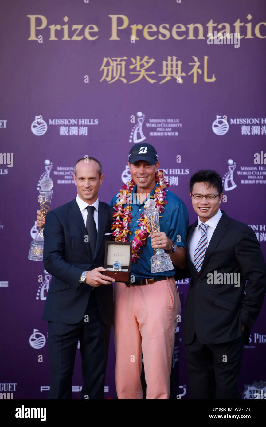 Il Golfer Matt Kuchar degli Stati Uniti, centro trattiene il suo campione trofei per il professionista e concorsi della squadra nel corso di una cerimonia di premiazione del 20 Foto Stock