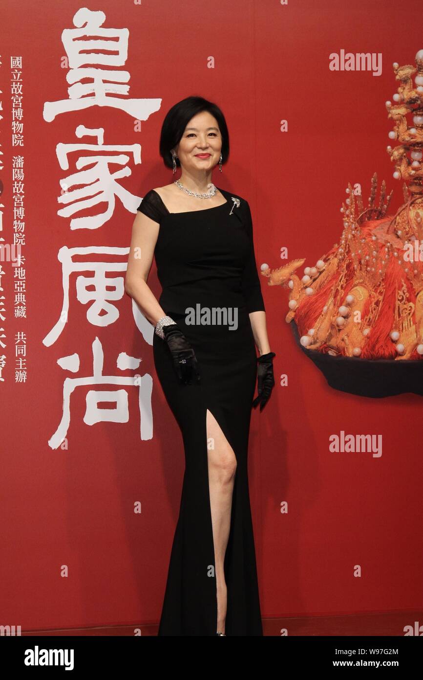 Attrice Taiwanese Brigitte Lin Ching-hsia pone durante la cerimonia di apertura del reale stile jewelery mostra, cohosted da Taiwan Palazzo Nazionale Mus Foto Stock