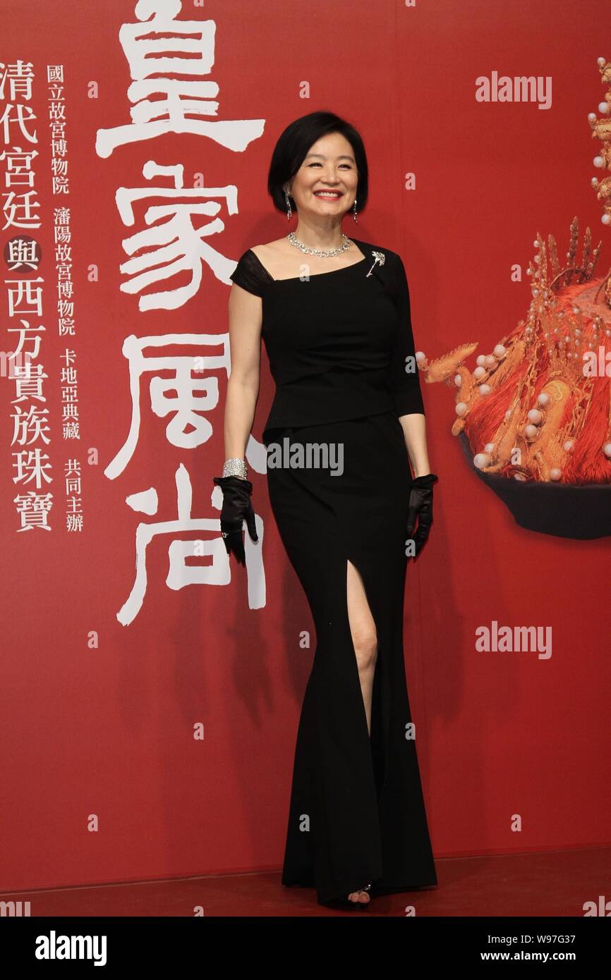 Attrice Taiwanese Brigitte Lin Ching-hsia pone durante la cerimonia di apertura del reale stile jewelery mostra, cohosted da Taiwan Palazzo Nazionale Mus Foto Stock
