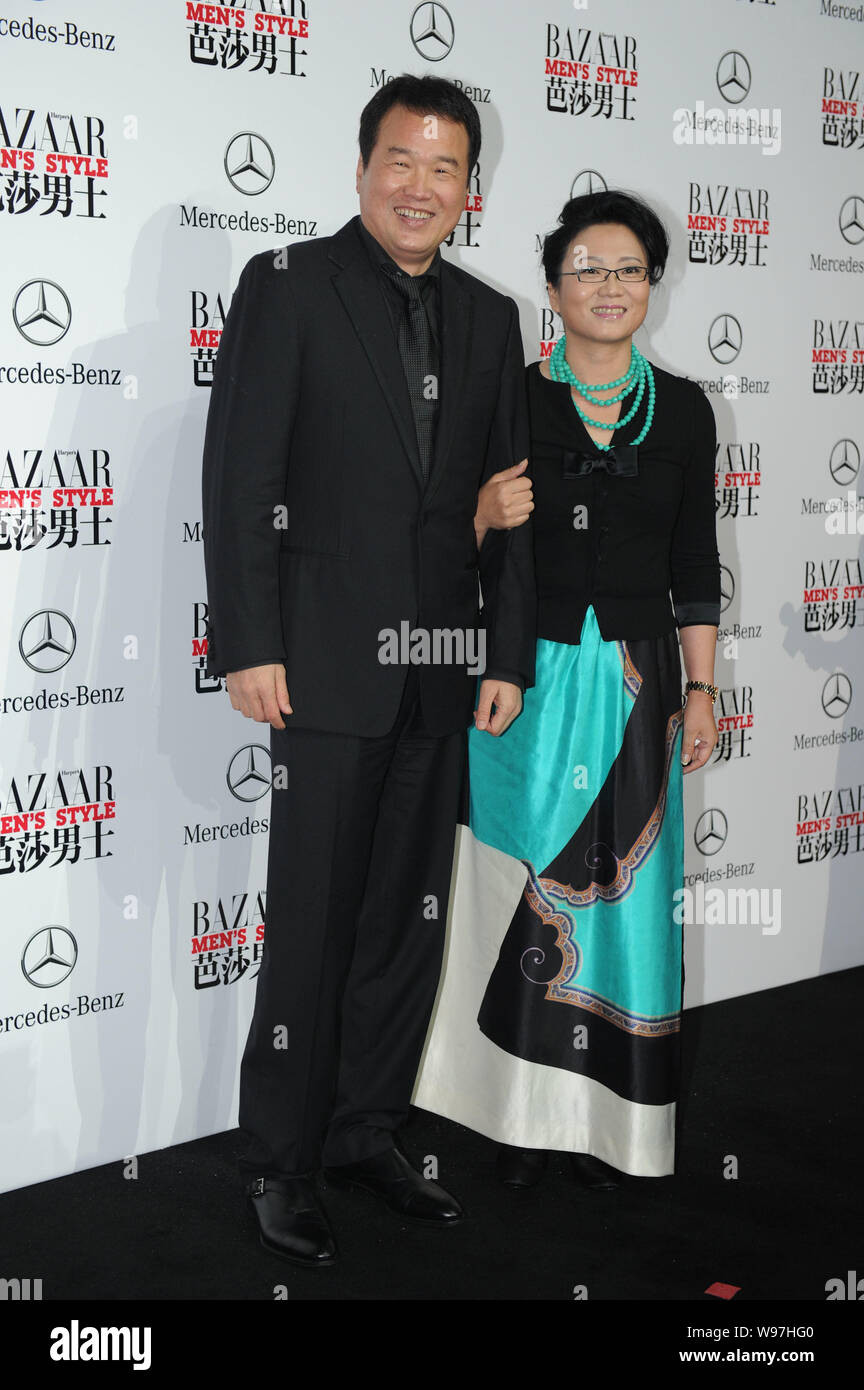 Huang Nubo, sinistra, presidente del gruppo Zhongkun, pone con sua moglie come essi arrivano per la cerimonia di consegna del premio dal Bazaar Mens Style Magazine a Pechino, Foto Stock