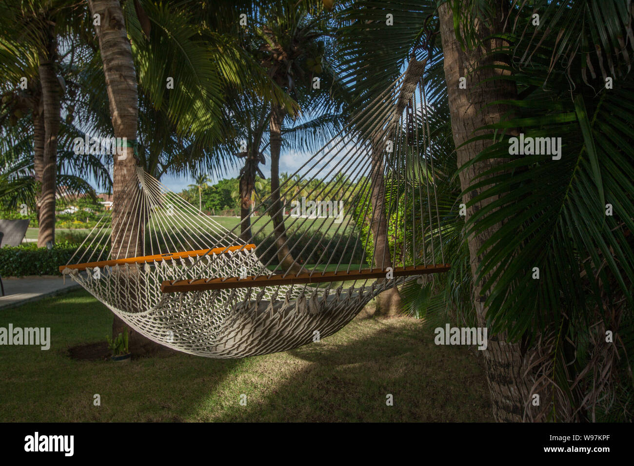 Bella amaca, pronto per un pisolino di potenza in una zona del giardino di villa tropicale in Punta Cana Repubblica Dominicana Foto Stock