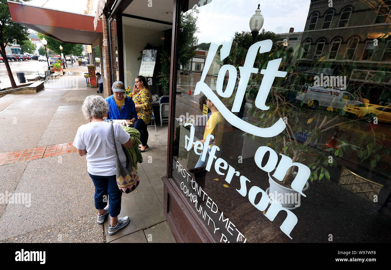 Burlington, Iowa, USA. 12 Ago, 2019. Circa un centinaio di residenti locali hanno partecipato alla cura della salute tavola rotonda con Kamala Harris presso il loft al primo Regno Chiesa Metodista di Burlington Lunedì, 12 agosto 2019. Credito: Kevin E. Schmidt/Quad-City volte/ZUMA filo/Alamy Live News Foto Stock