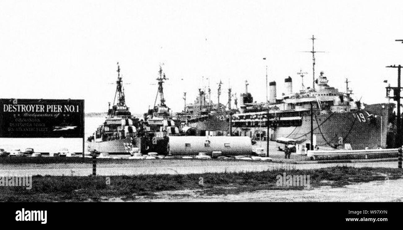 Cacciatorpediniere e offerte presso la stazione navale Newport (RI) nel 1966. Foto Stock