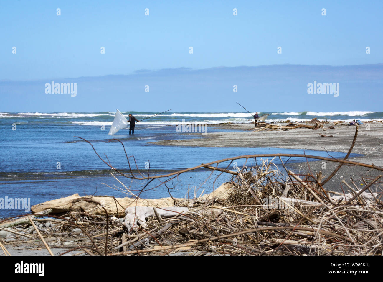 Whitebaiters pescare con reti di scoop a Hokitika foce sulla marea, West Coast, Nuova Zelanda Foto Stock