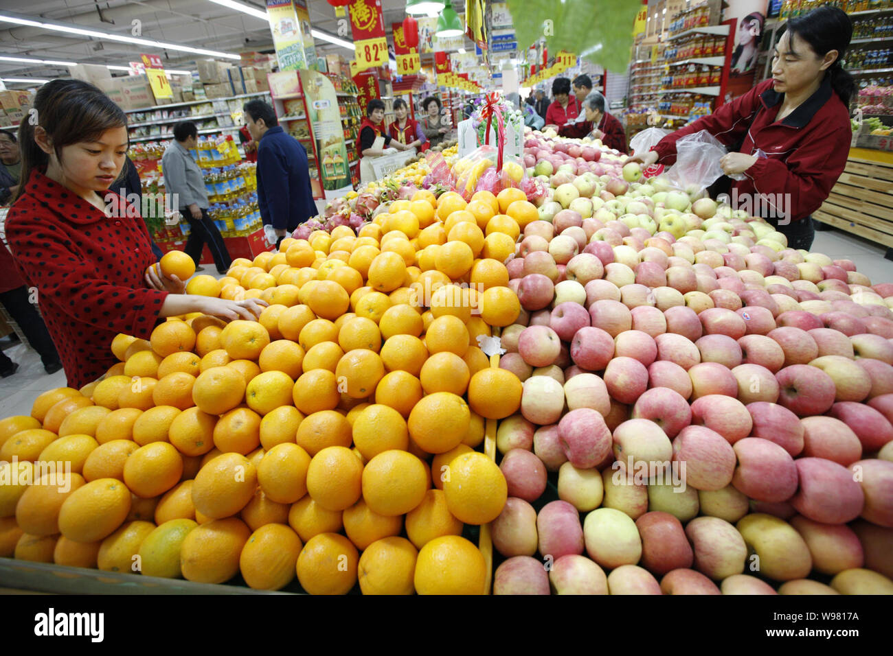 I clienti cinesi shop per i frutti in un supermercato in città Huaibei, est Chinas provincia di Anhui, 14 ottobre 2011. Chinas economia è cresciuta 9.1 per cento in Foto Stock