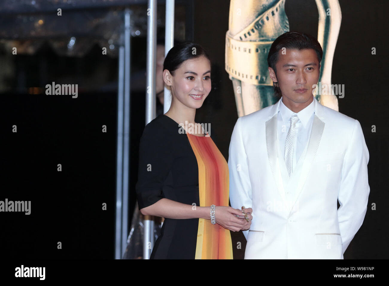 Hong Kong cantante e attore Nicholas Tse e la sua attrice moglie Cecilia Cheung sono raffigurati sul tappeto rosso prima del trentesimo Hong Kong Film Awards in Foto Stock