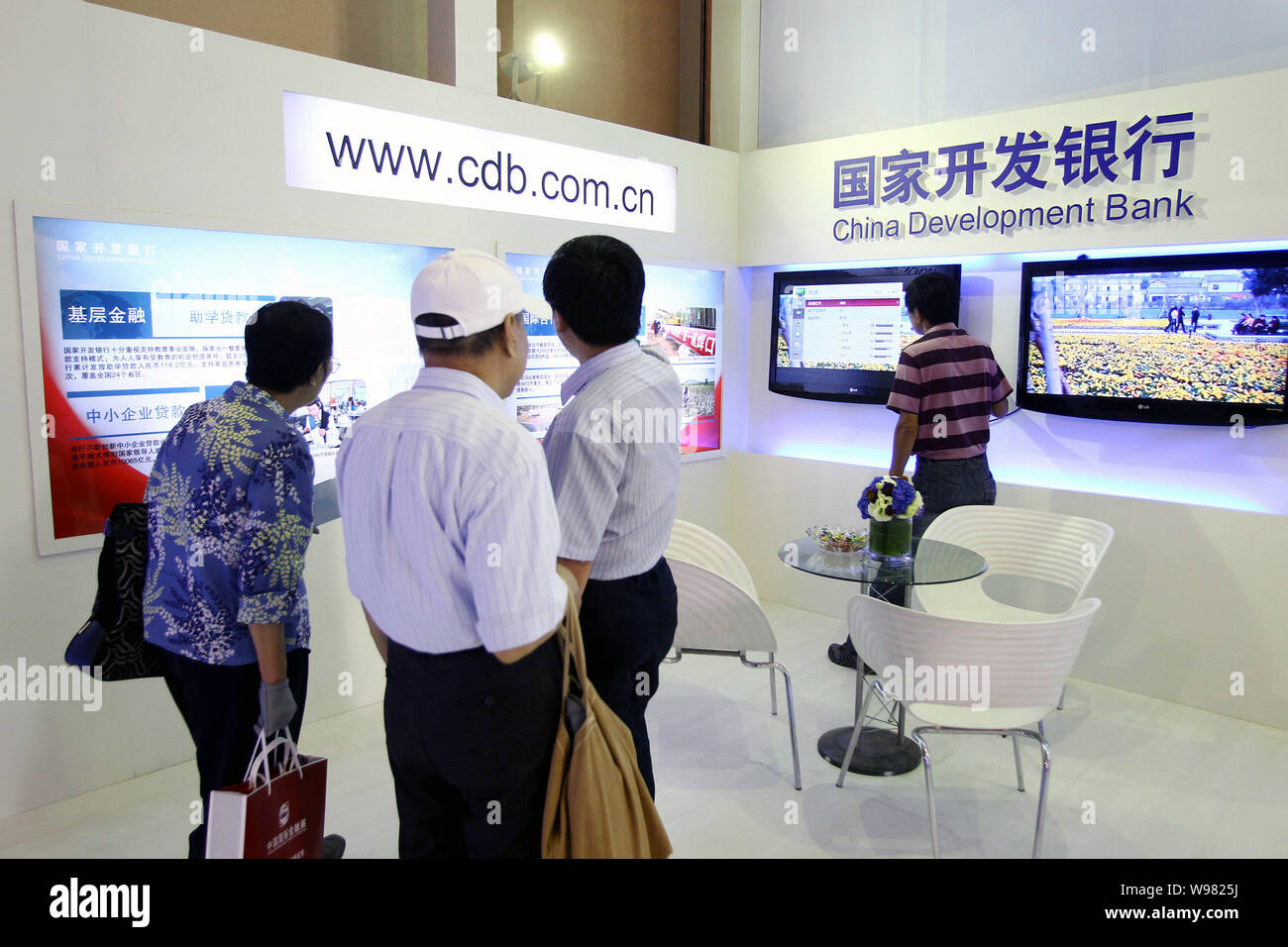 --File--i visitatori sono visti presso lo stand della Cina per lo sviluppo della banca nel corso di una mostra a Pechino in Cina, 10 settembre 2010. Porcellane Sociale Nazionale Foto Stock