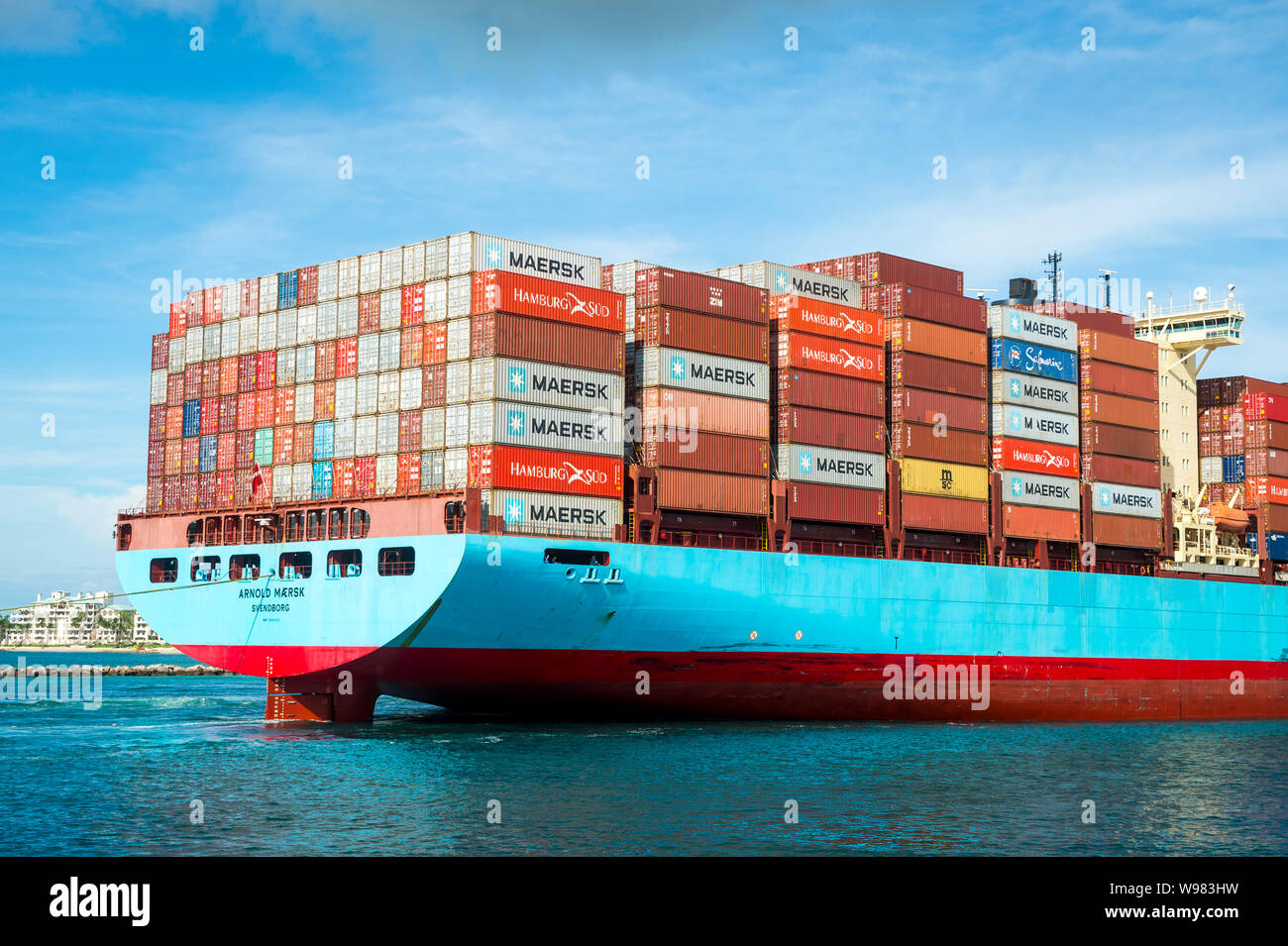 MIAMI - Agosto 12, 2019: a Maersk Container nave passa attraverso il taglio del governo come si arriva a PortMiami, uno dei più grandi porti di carico in noi. Foto Stock