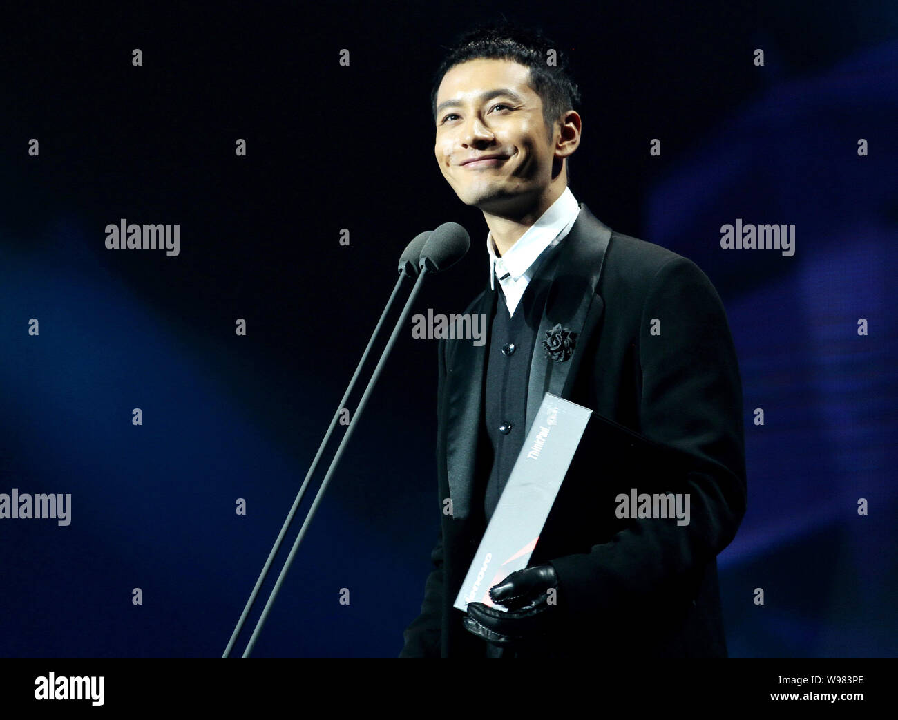 Il cinese cantante e attore Huang Xiaoming parla all'uomo dell'anno cerimonia di premiazione da Esquire Magazine a Pechino in Cina, 11 dicembre 2011. Foto Stock