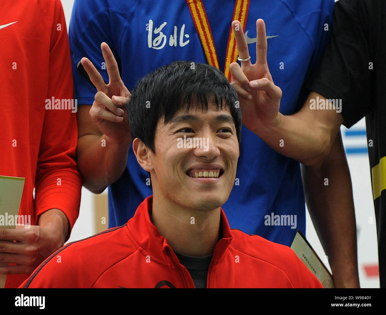Chinas centometrista a ostacoli Liu Xiang (C) sorrisi durante il 2011 nazionale di atletica campionato a Hefei Olympic Sports Center a Hefei, est Chinas Anhui provinc Foto Stock