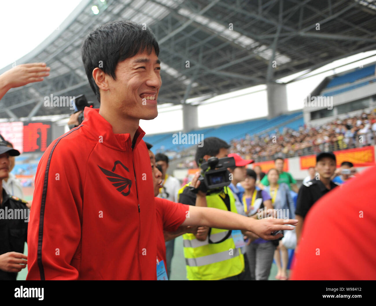 Chinas centometrista a ostacoli Liu Xiang (C) sorrisi durante il 2011 nazionale di atletica campionato a Hefei Olympic Sports Center a Hefei, est Chinas Anhui provinc Foto Stock