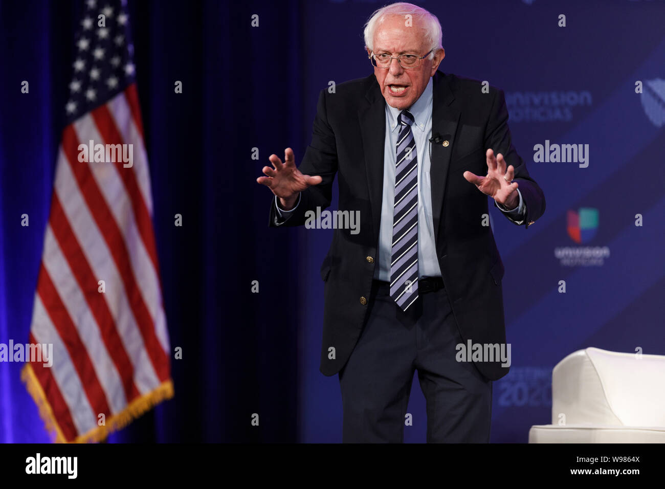 Il senatore Bernie Sanders, un indipendente dal Vermont e 2020 candidato presidenziale, parla sul palco Foto Stock