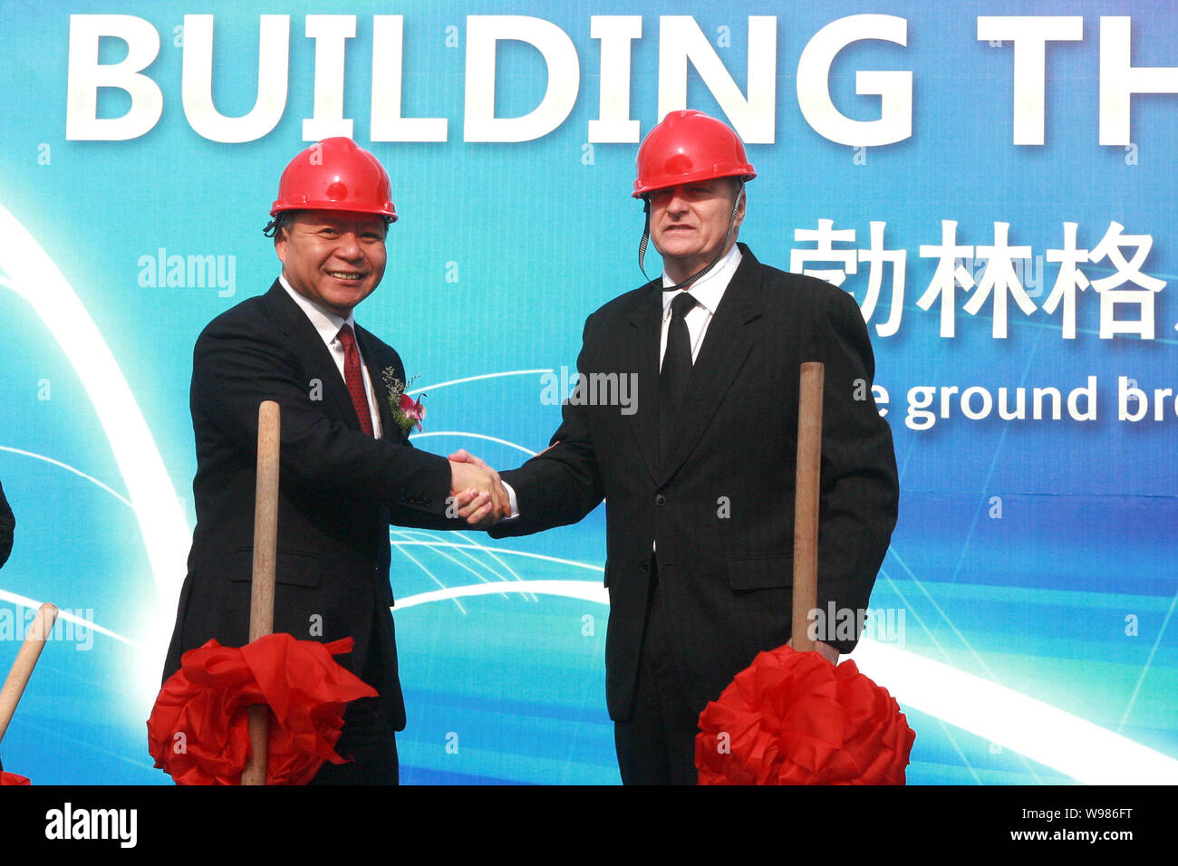 David Preston (R), presidente della Boehringer Ingelheim Cina, è raffigurato durante il terreno rompendo la cerimonia della Boehringer Ingelheim Zhangjiang e vegetali Foto Stock