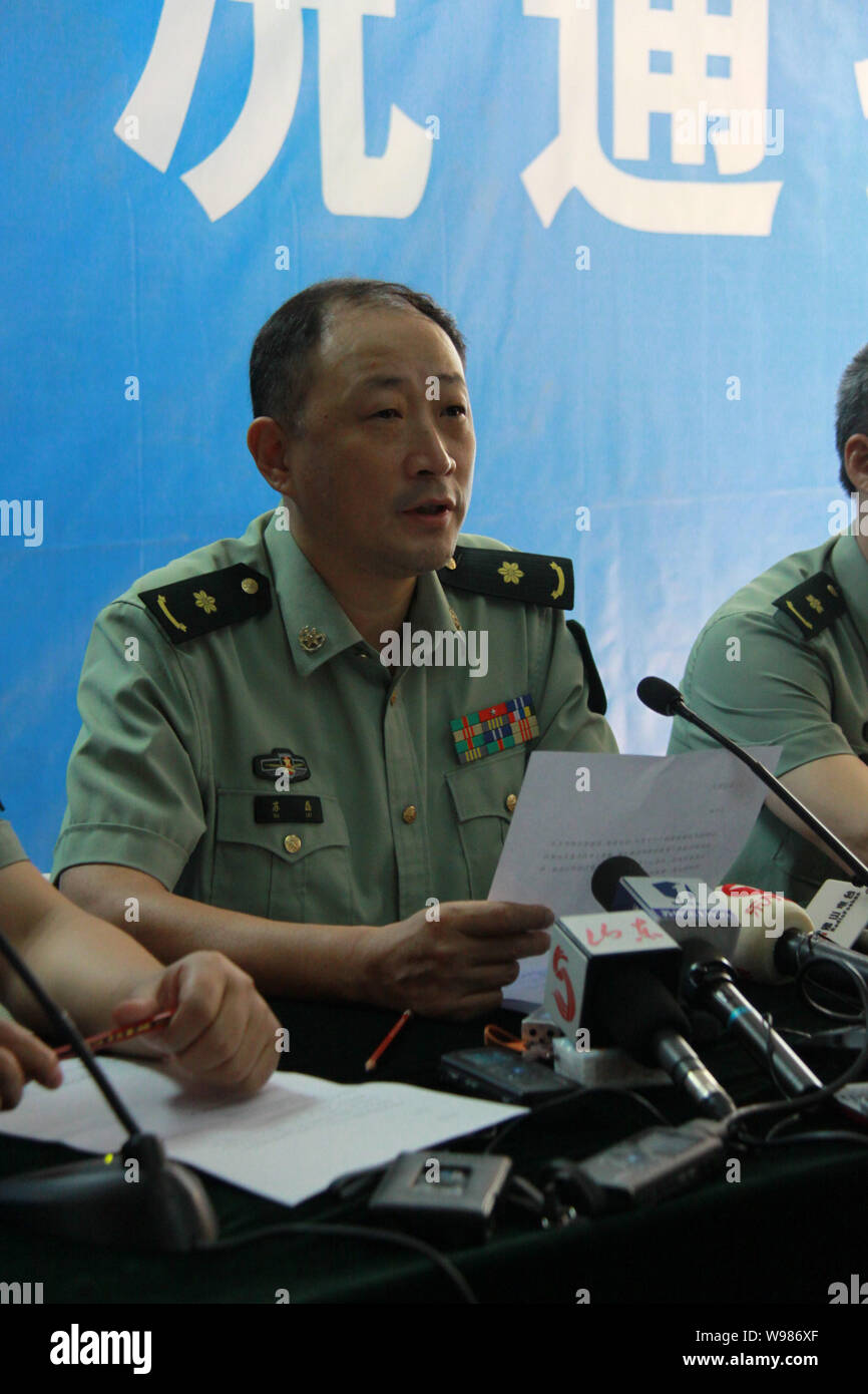 Un funzionario dei popoli l Esercito di Liberazione Yueyues annuncia la morte nel corso di una conferenza stampa presso l'Ospedale Militare di Guangzhou, a sud-est Chinas Guang Foto Stock