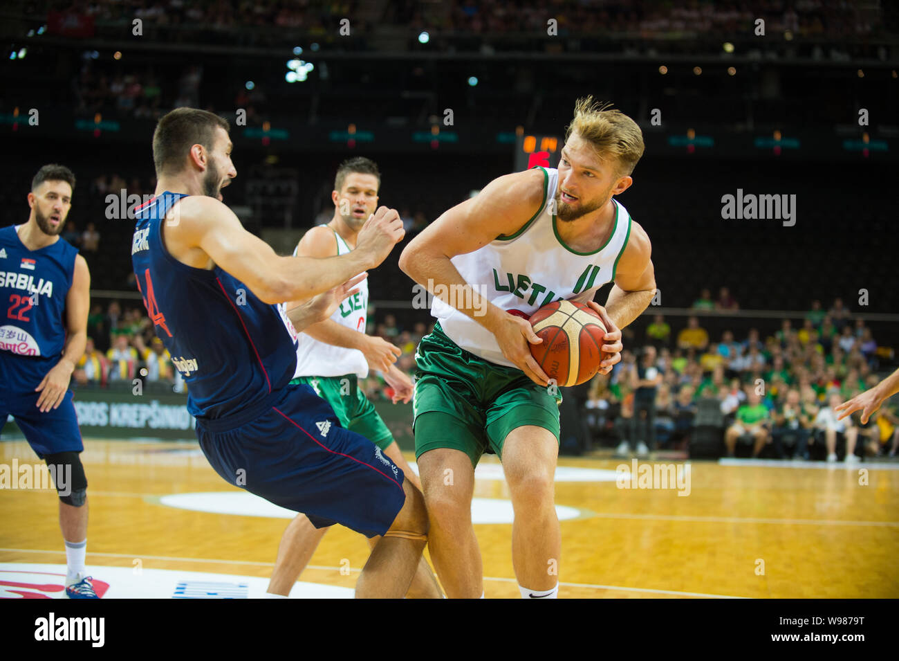 Kaunas, Lituania. 12 Ago, 2019. La Lituania Domantas Sabonis (R) compete durante una amichevole partita di basket tra la Lituania e la Serbia a Kaunas, Lituania, e il agosto 12, 2019. Credito: Alfredas Pliadis/Xinhua/Alamy Live News Foto Stock