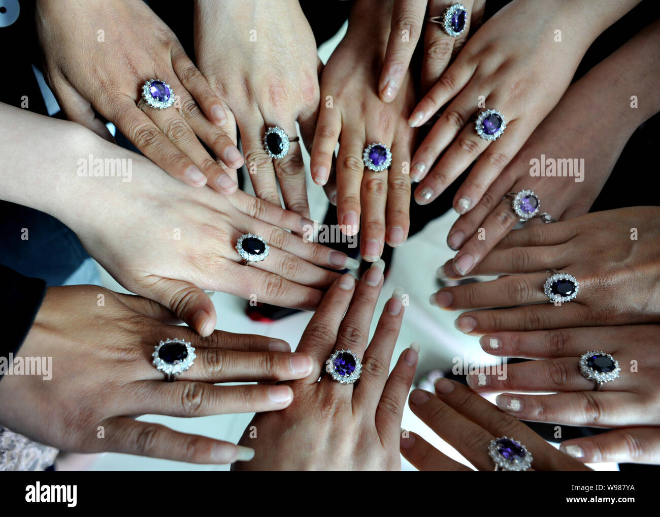 Lavoratori cinesi mostra repliche dell'anello di fidanzamento di Kate  Middleton, fidanzata di Britains Prince William, in una fabbrica in Yiwu  City East Chinas Zhe Foto stock - Alamy