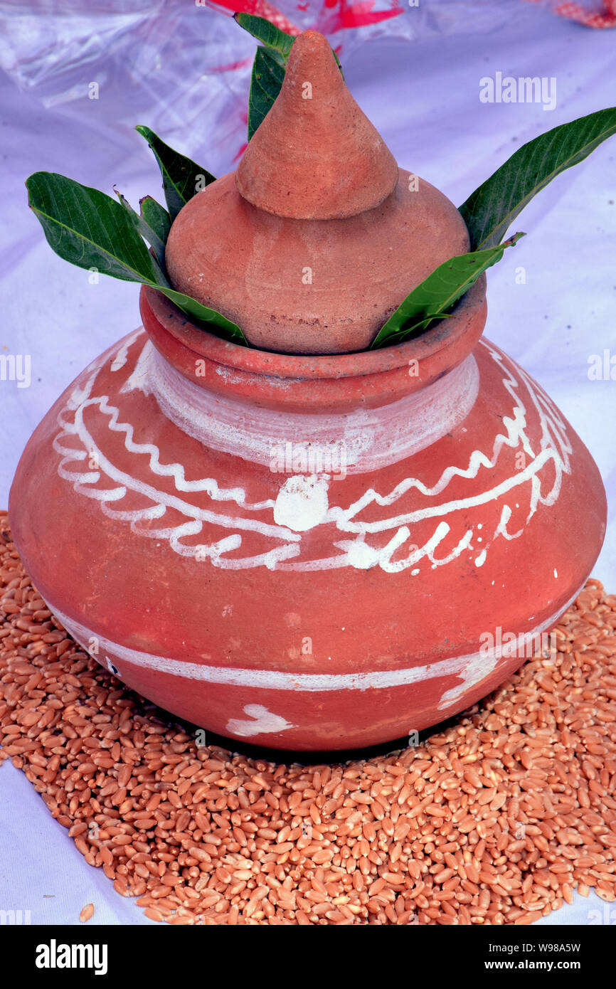 Brocca di argilla vaso collocato su un mucchio di grano tradizione indiana. Foto Stock