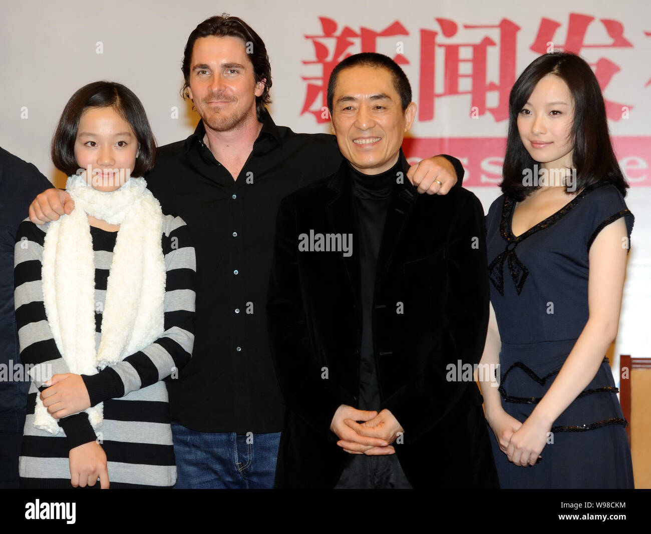 (Da sinistra) attrice cinese Zhang Xinyi, attore inglese Christian Bale, regista cinese Zhang Yimou e attrice cinese Ni Ni partecipare a una stampa di conferenze Foto Stock