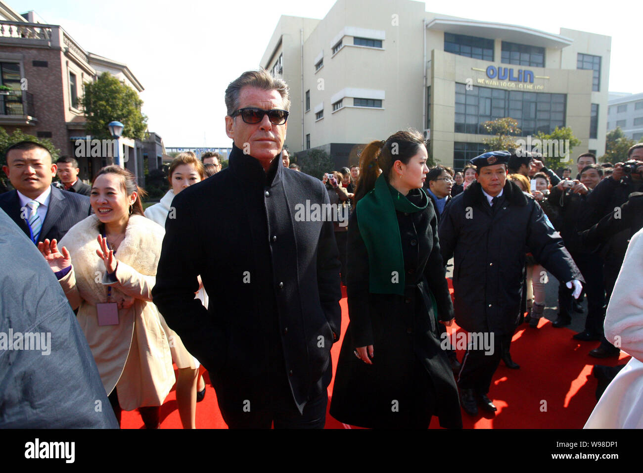 Attore irlandese Pierce Brosnan arriva presso la sede cinese di stoviglie maker Oulin gruppo per partecipare ad una conferenza stampa come immagine ambasciatore o Foto Stock