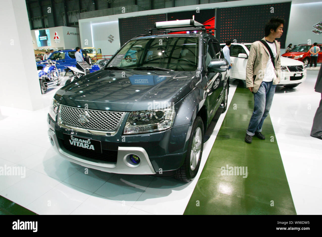 --FILE--una Suzuki Grand Vitara viene visualizzato sul display in corrispondenza del XII Shanghai industria automobilistica internazionale mostra, noto come auto Shanghai 2007, in Sh Foto Stock